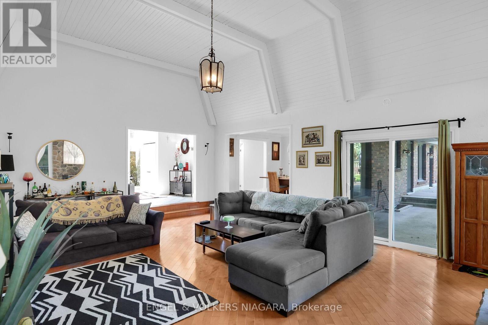 2459 Noella Crescent, Niagara Falls (Casey), ON - Indoor Photo Showing Living Room