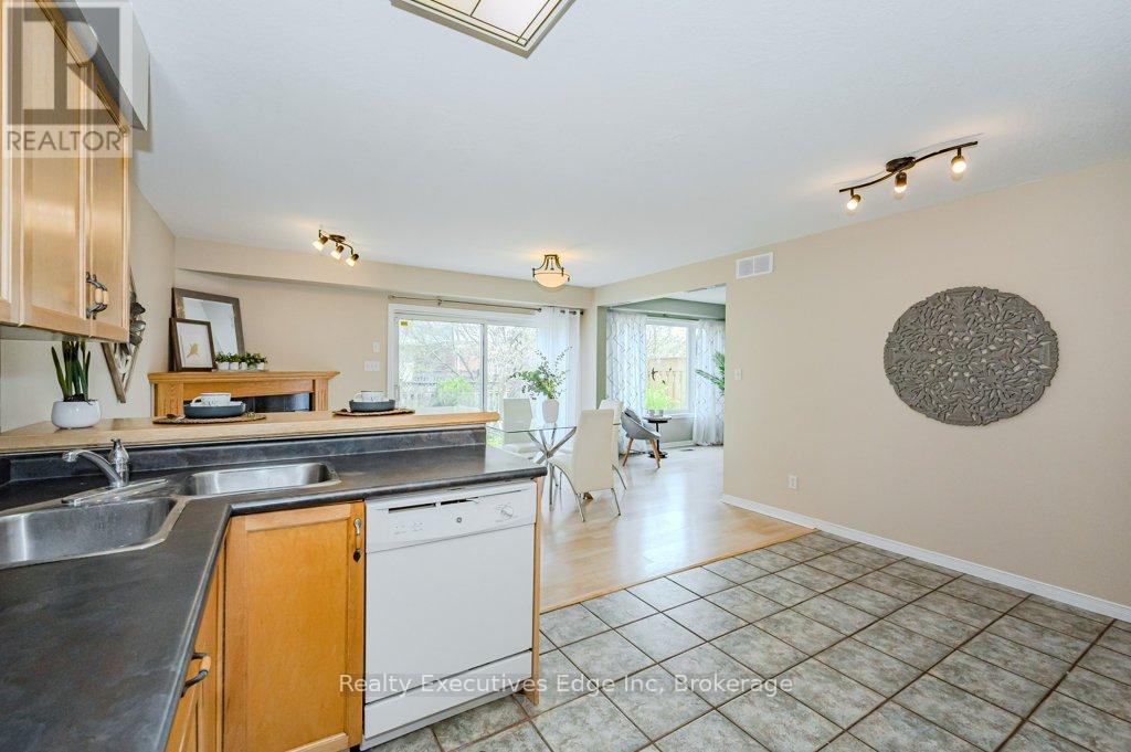 Main - 5 Camm Crescent, Guelph (Pineridge/Westminster Woods), ON - Indoor Photo Showing Kitchen With Double Sink
