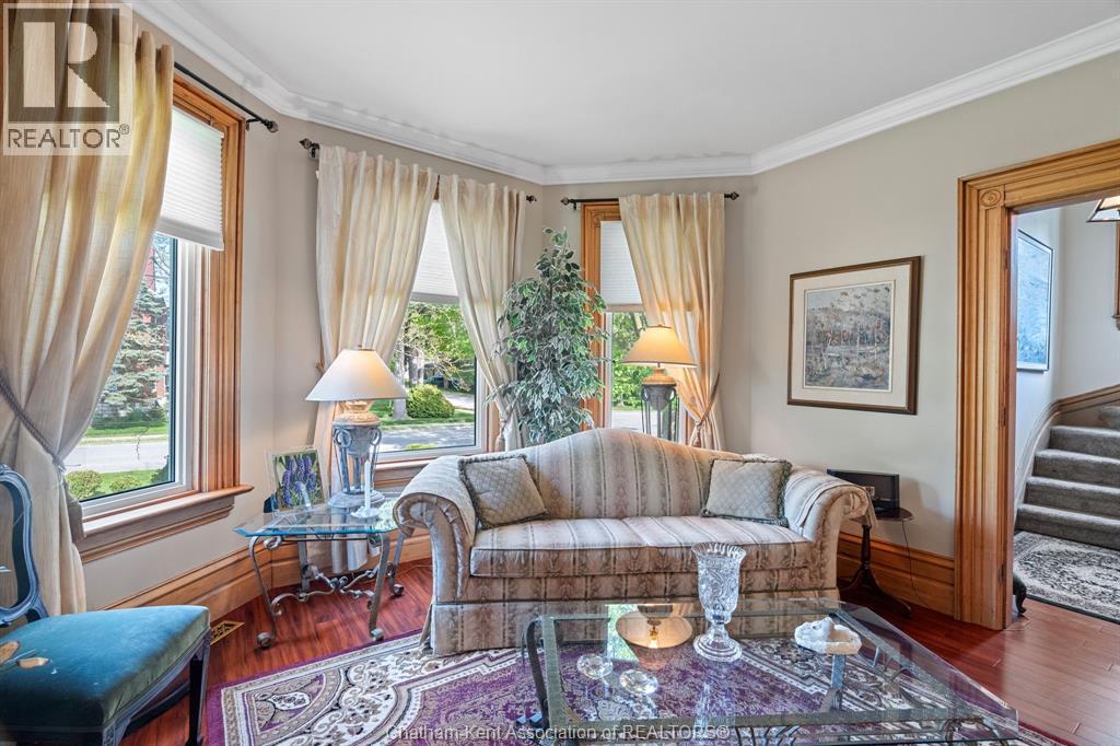 32 St Andrew Street South, St. Mary'S, ON - Indoor Photo Showing Living Room