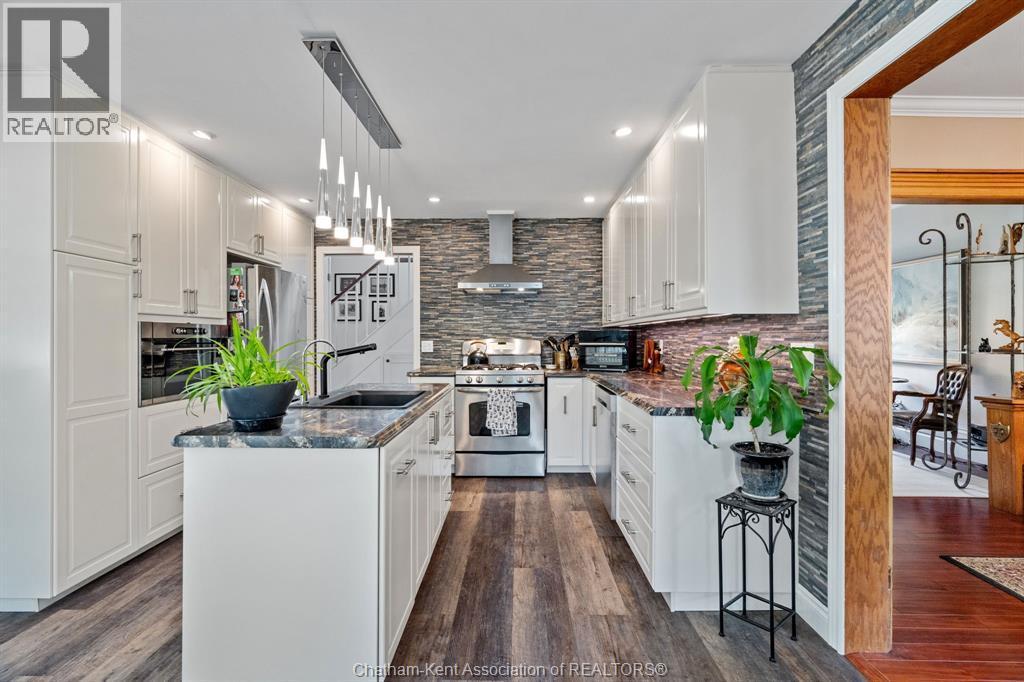32 St Andrew Street South, St. Mary'S, ON - Indoor Photo Showing Kitchen With Upgraded Kitchen