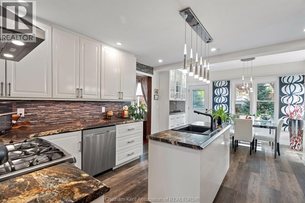 32 St Andrew Street South, St. Mary'S, ON - Indoor Photo Showing Kitchen With Upgraded Kitchen