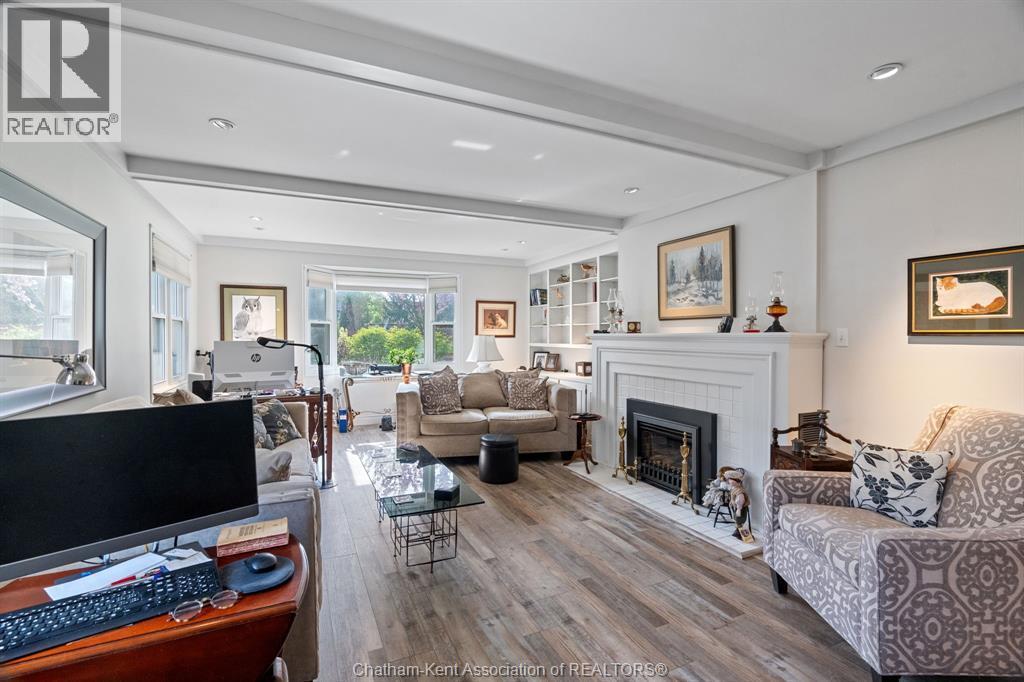 32 St Andrew Street South, St. Mary'S, ON - Indoor Photo Showing Living Room With Fireplace