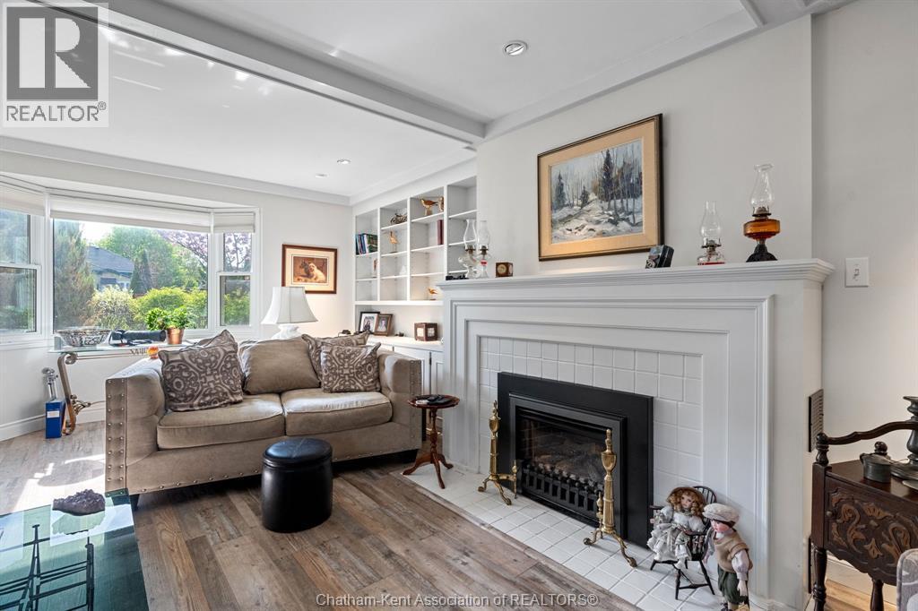 32 St Andrew Street South, St. Mary'S, ON - Indoor Photo Showing Living Room With Fireplace