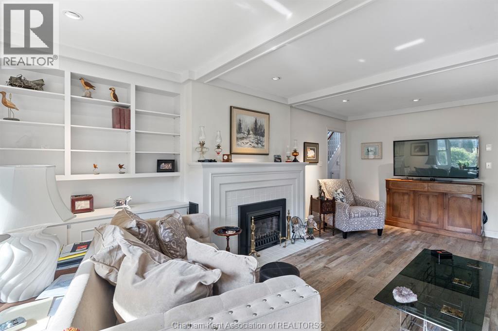 32 St Andrew Street South, St. Mary'S, ON - Indoor Photo Showing Living Room With Fireplace