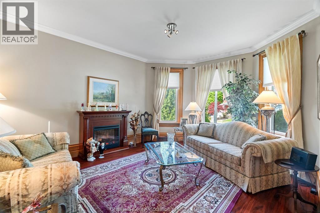 32 St Andrew Street South, St. Mary'S, ON - Indoor Photo Showing Living Room With Fireplace