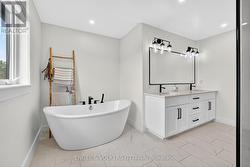 Prim Ensuite soaker tub -