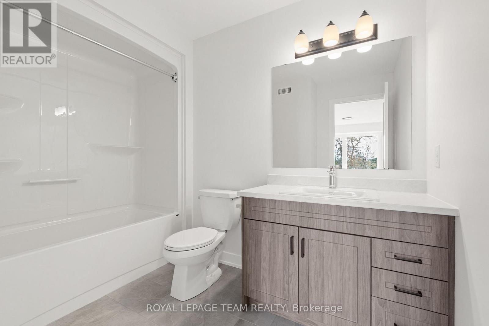 Primary Bath - 1 - 1104 A Moore Street, Brockville, ON - Indoor Photo Showing Bathroom