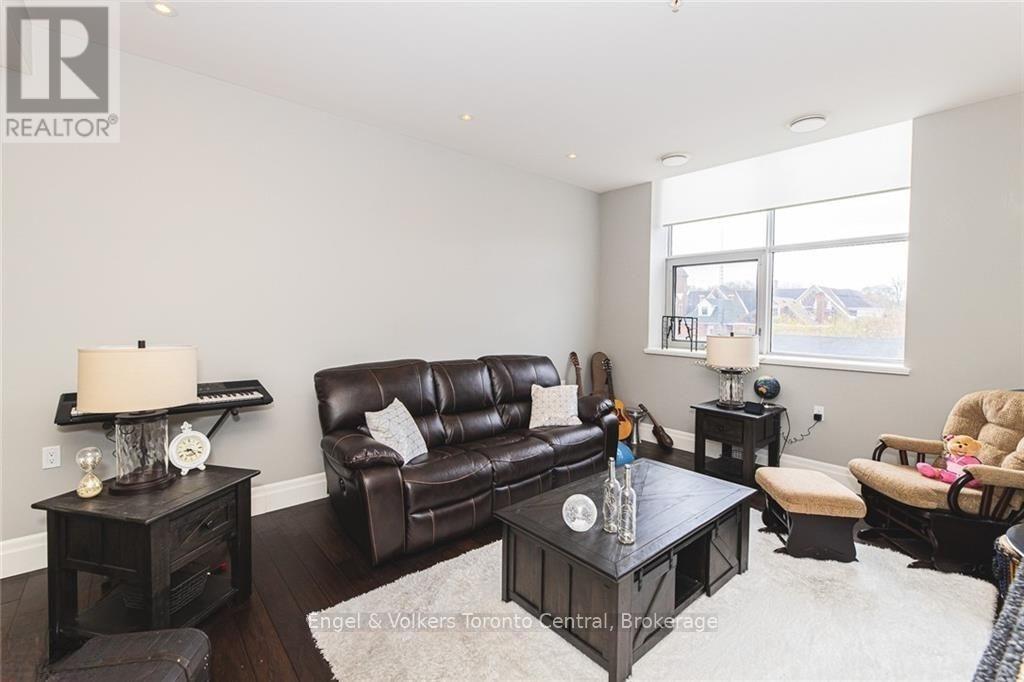 301 - 945 3Rd Avenue E, Owen Sound, ON - Indoor Photo Showing Living Room