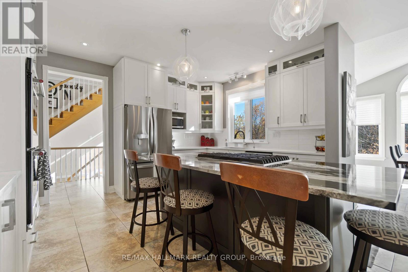 137 Goodman Drive, Ottawa, ON - Indoor Photo Showing Kitchen With Upgraded Kitchen