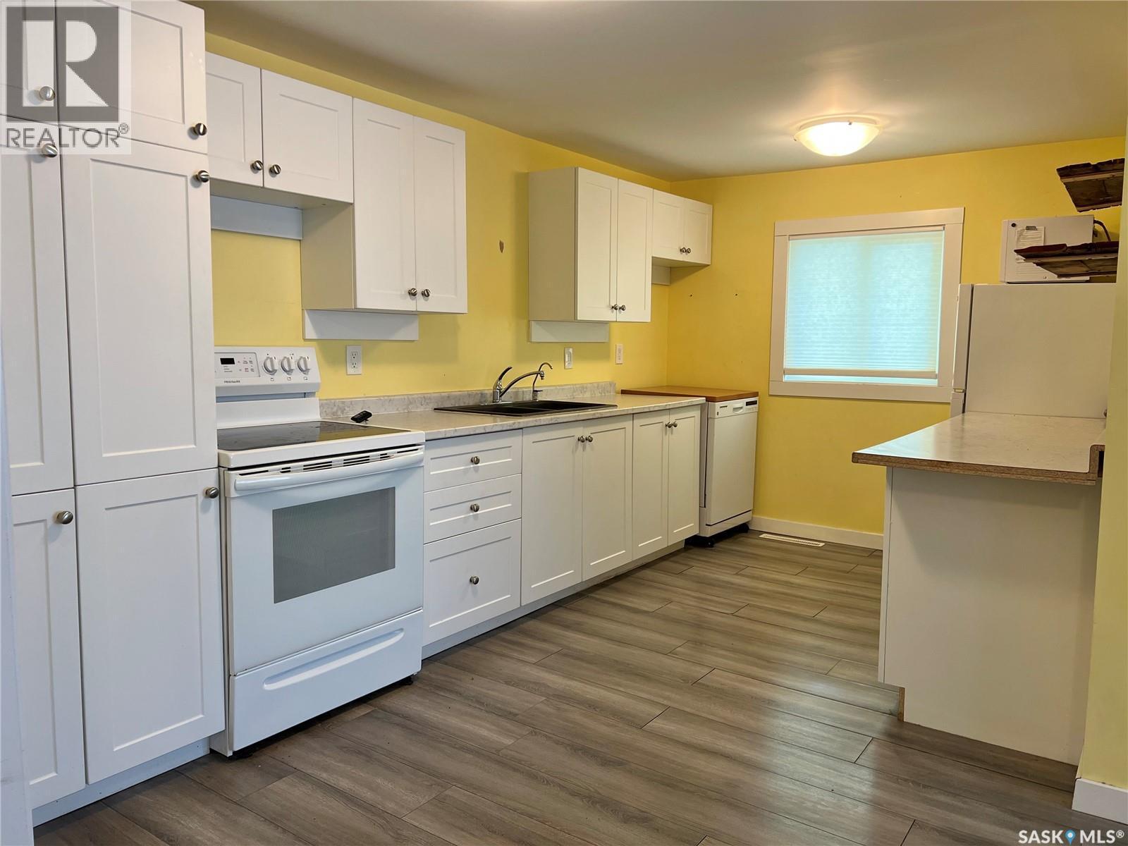 113-117 Second Street E, Yellow Creek, SK - Indoor Photo Showing Kitchen
