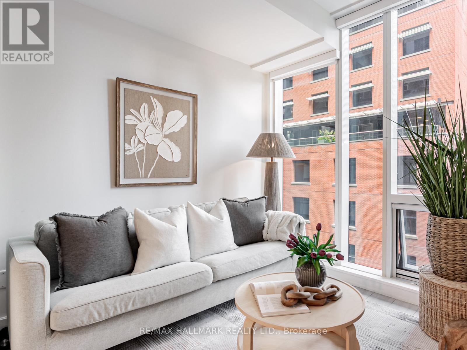 419 - 15 Mercer Street, Toronto, ON - Indoor Photo Showing Living Room