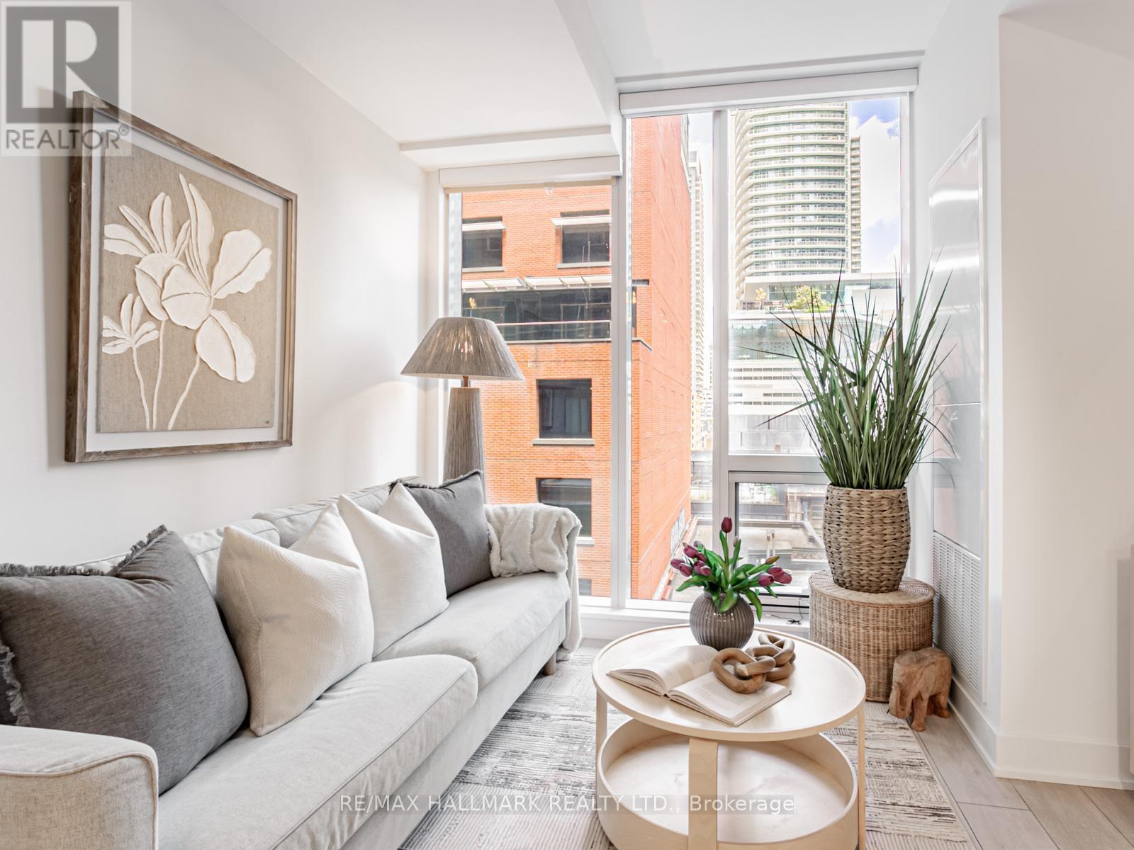 419 - 15 Mercer Street, Toronto, ON - Indoor Photo Showing Living Room