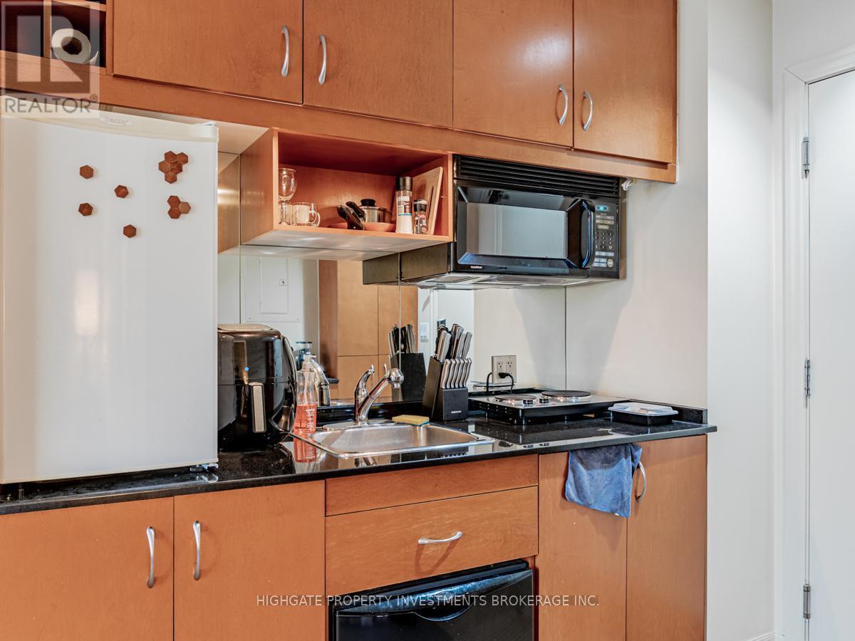 2005 - 1 King Street W, Toronto, ON - Indoor Photo Showing Kitchen With Double Sink