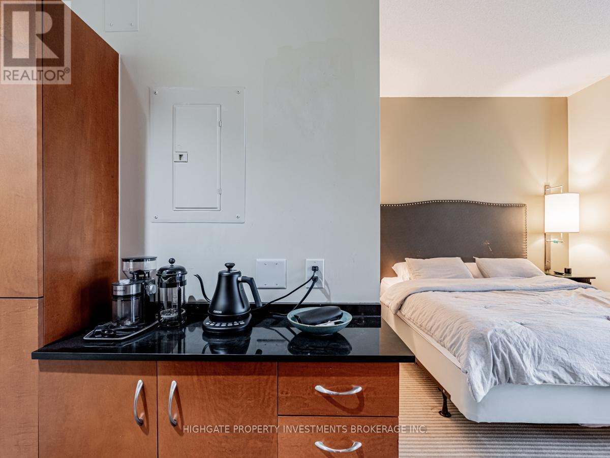 2005 - 1 King Street W, Toronto, ON - Indoor Photo Showing Bedroom