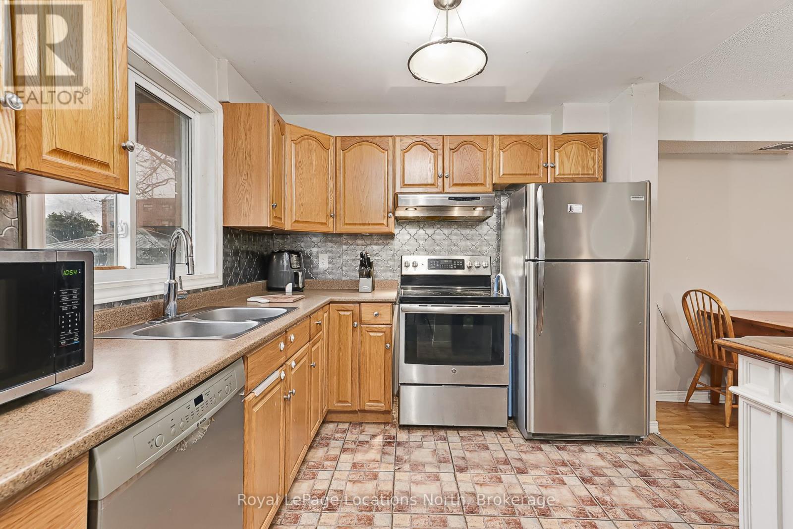590 Tenth Street, Collingwood, ON - Indoor Photo Showing Kitchen With Stainless Steel Kitchen With Double Sink