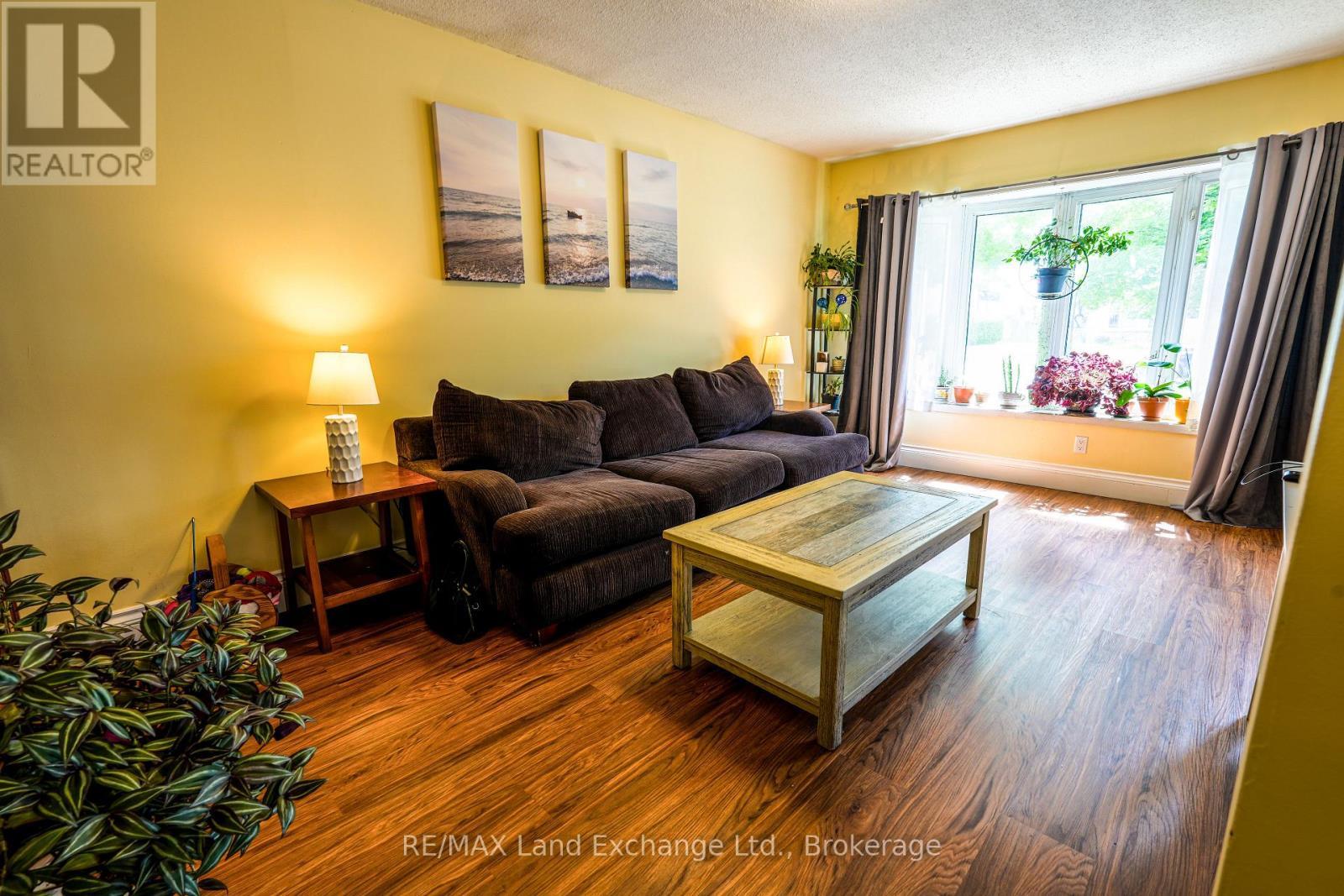824 Andrew Malcolm Drive, Kincardine, ON - Indoor Photo Showing Living Room