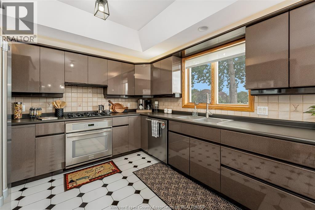 847 Lake Shore Drive, Windsor, ON - Indoor Photo Showing Kitchen