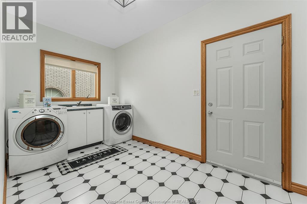 847 Lake Shore Drive, Windsor, ON - Indoor Photo Showing Laundry Room