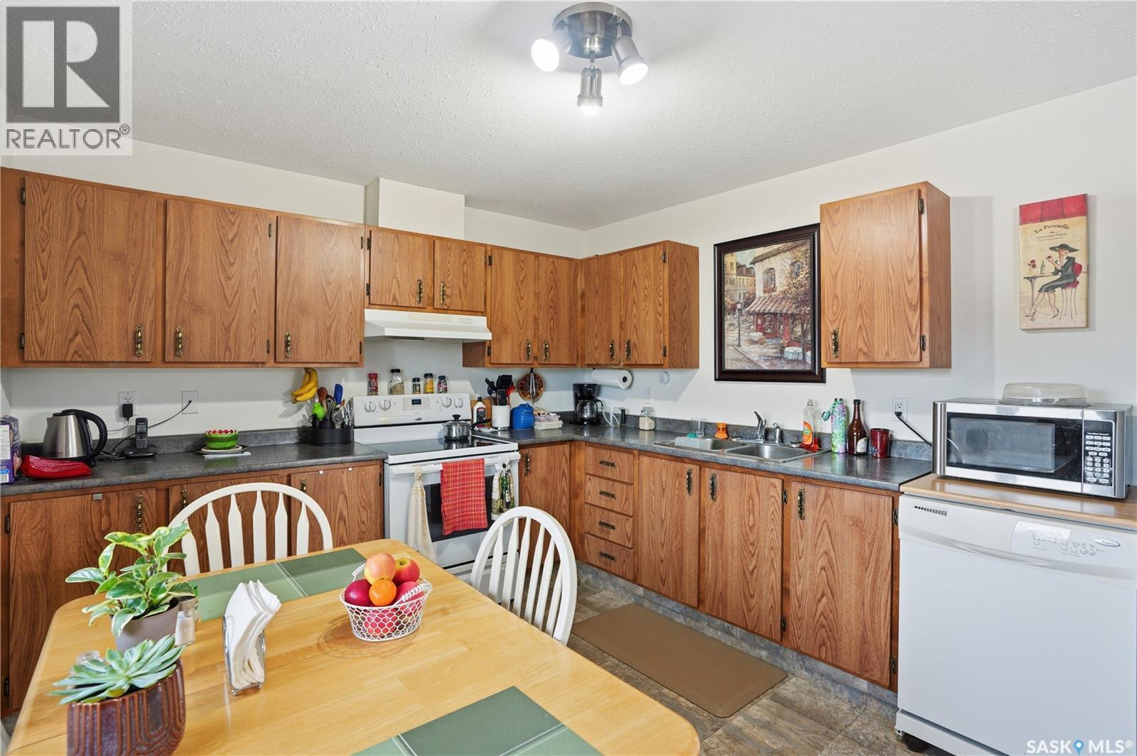 101 3Rd Avenue S, Maymont, SK - Indoor Photo Showing Kitchen With Double Sink