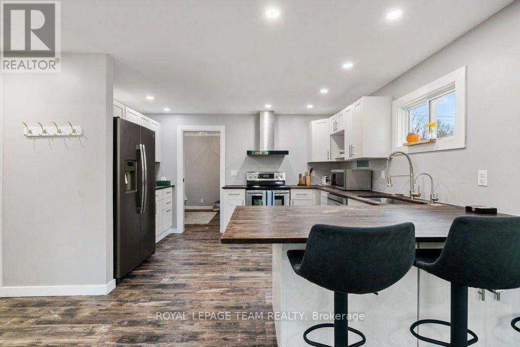 2131 2Nd Concession Road, Augusta, ON - Indoor Photo Showing Kitchen With Upgraded Kitchen