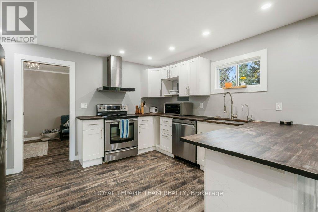2131 2Nd Concession Road, Augusta, ON - Indoor Photo Showing Kitchen