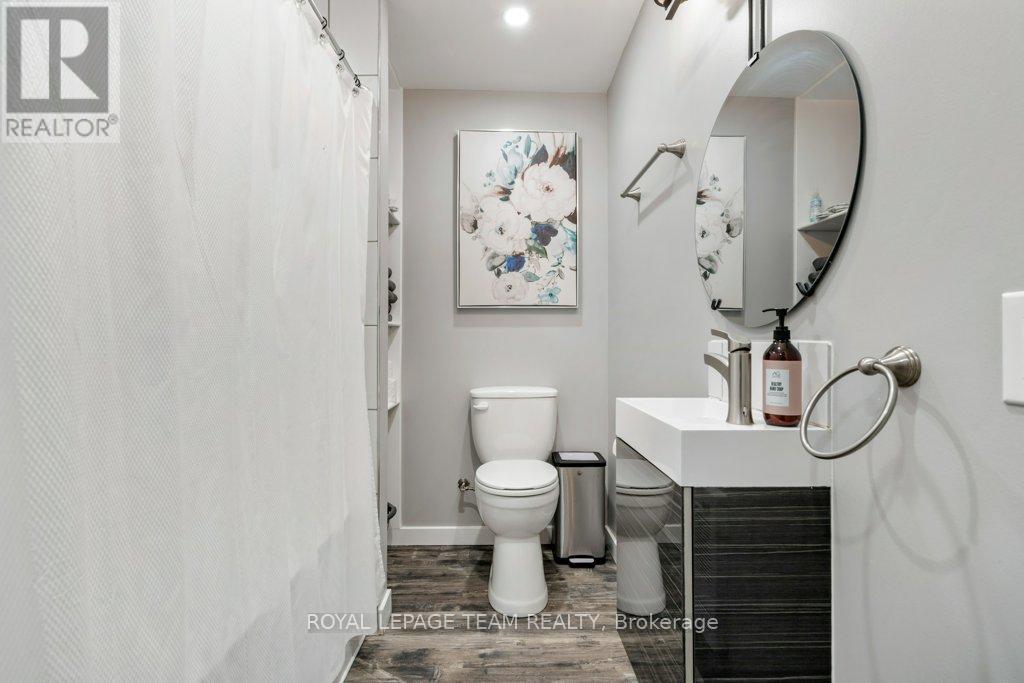 2131 2Nd Concession Road, Augusta, ON - Indoor Photo Showing Bathroom