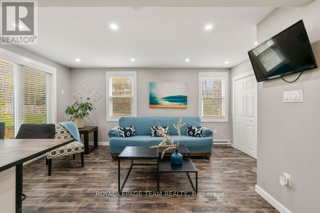 2131 2Nd Concession Road, Augusta, ON - Indoor Photo Showing Living Room