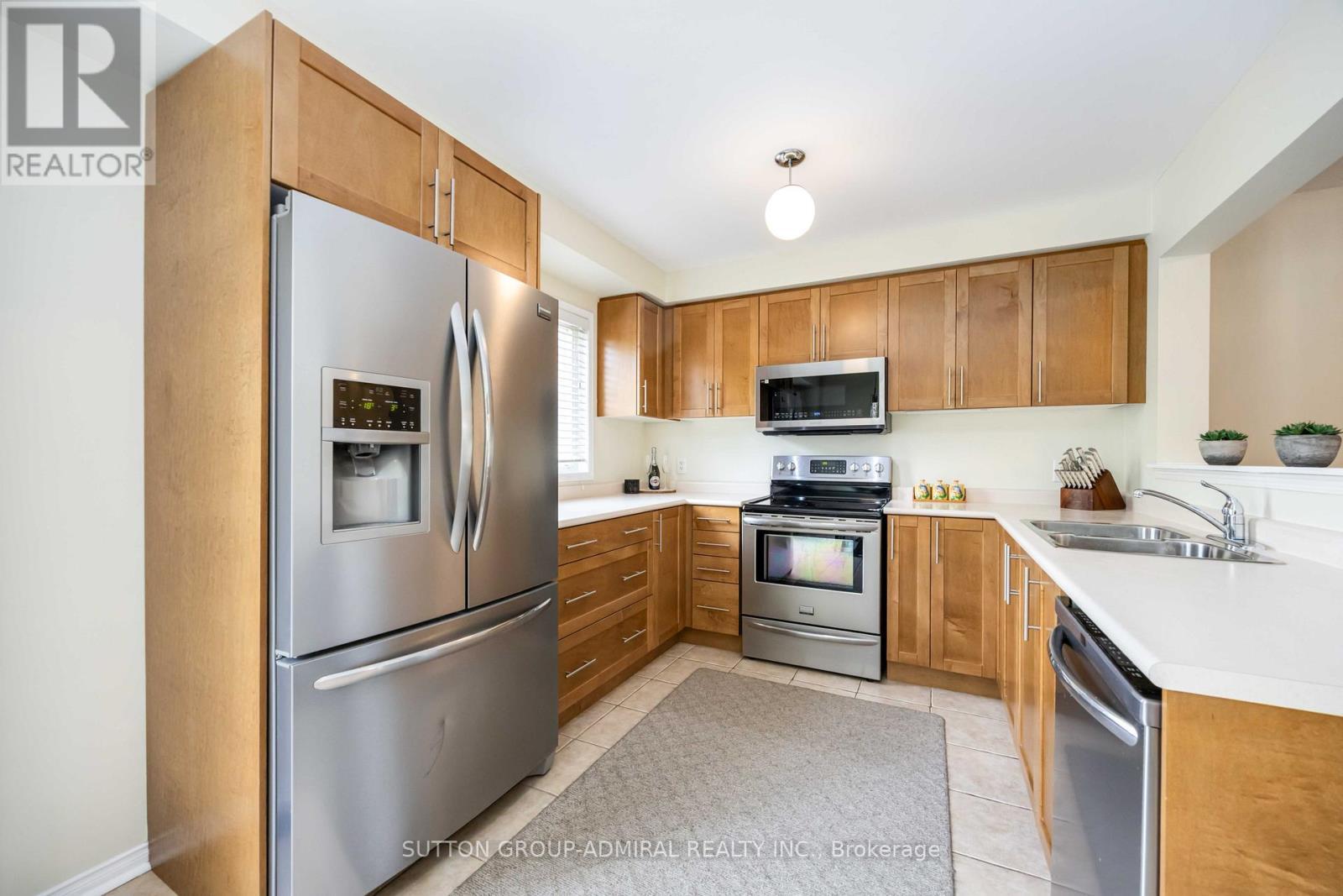 135 Armstrong Crescent, Bradford West Gwillimbury, ON - Indoor Photo Showing Kitchen With Double Sink