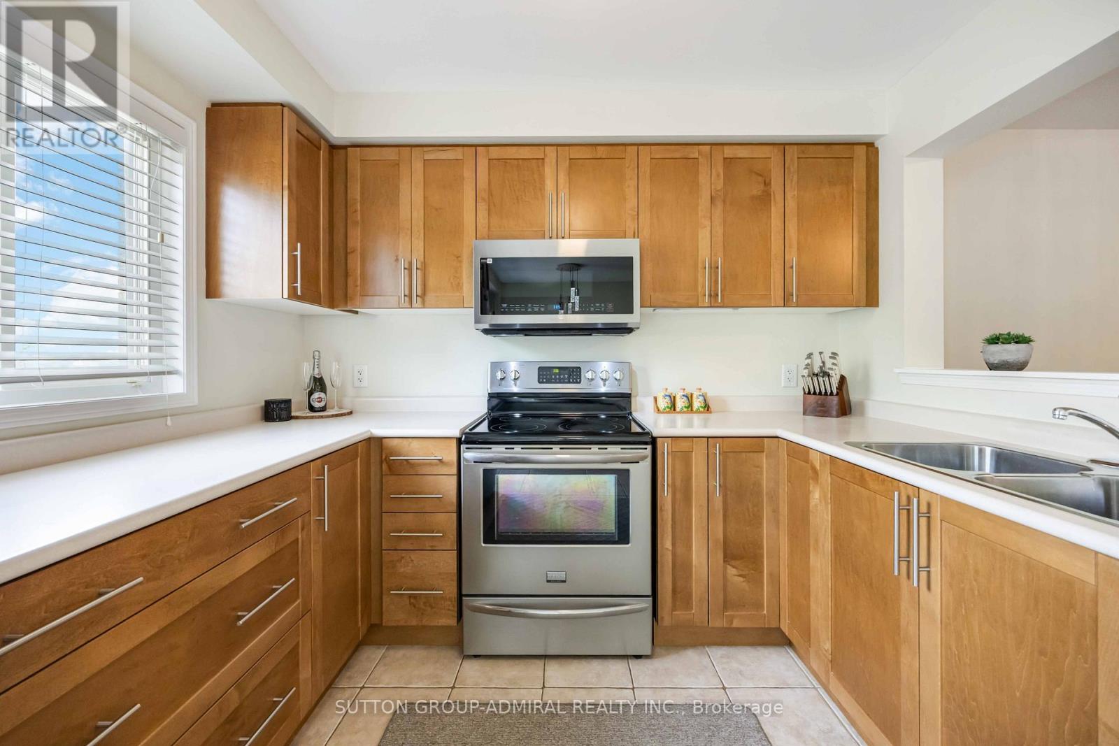 135 Armstrong Crescent, Bradford West Gwillimbury, ON - Indoor Photo Showing Kitchen