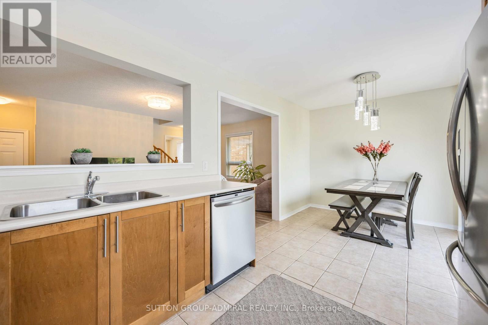 135 Armstrong Crescent, Bradford West Gwillimbury, ON - Indoor Photo Showing Kitchen With Double Sink