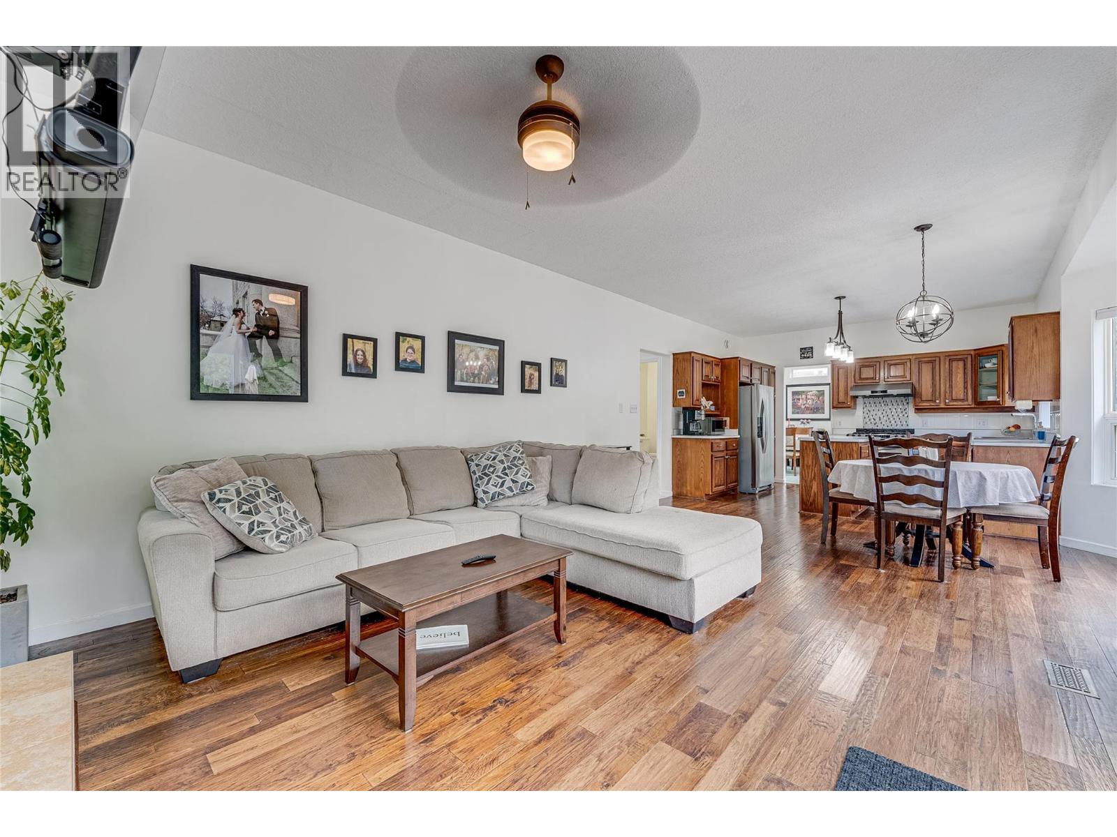 274 Country Estate Place, Vernon, BC - Indoor Photo Showing Living Room