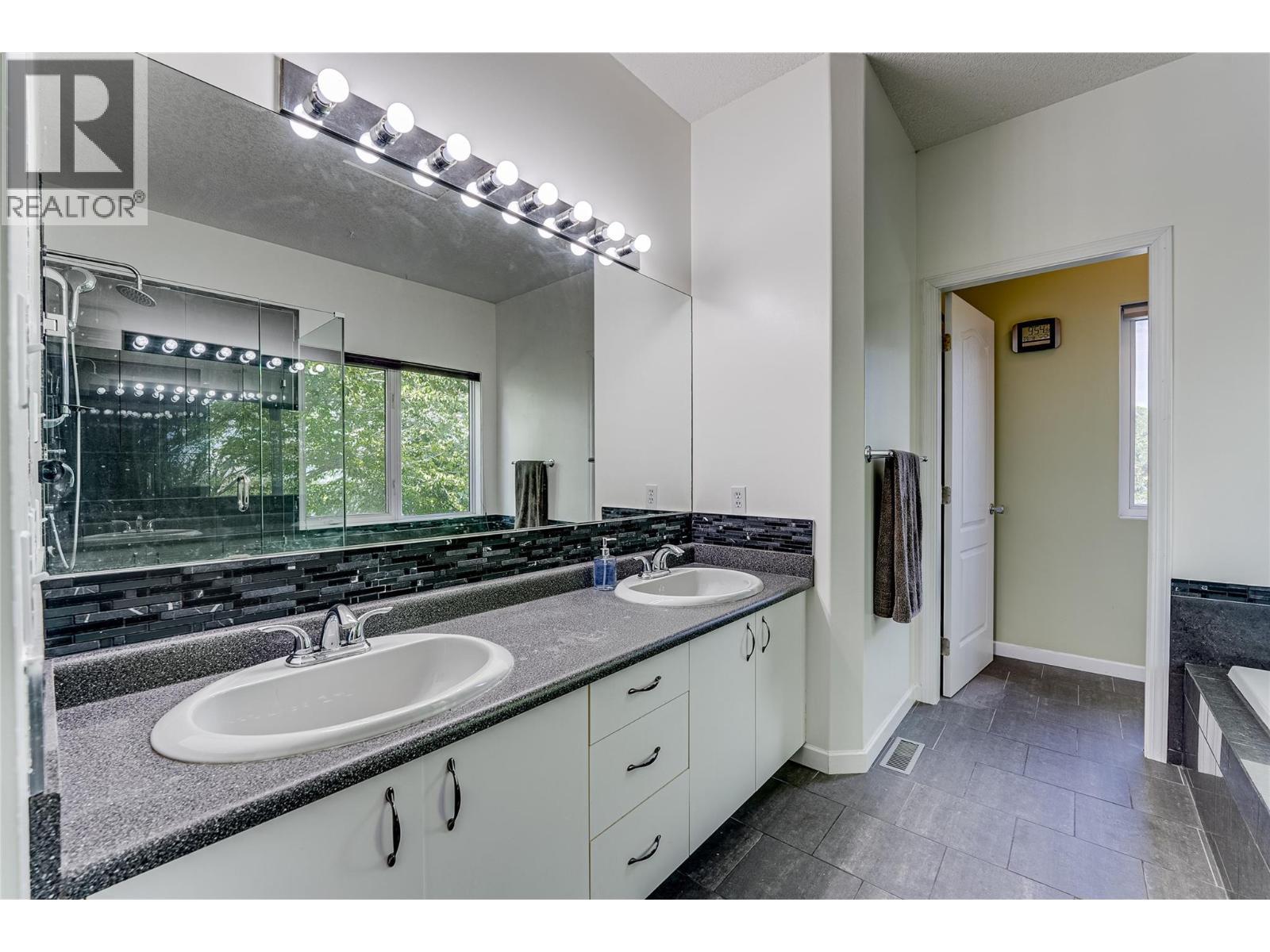 274 Country Estate Place, Vernon, BC - Indoor Photo Showing Bathroom