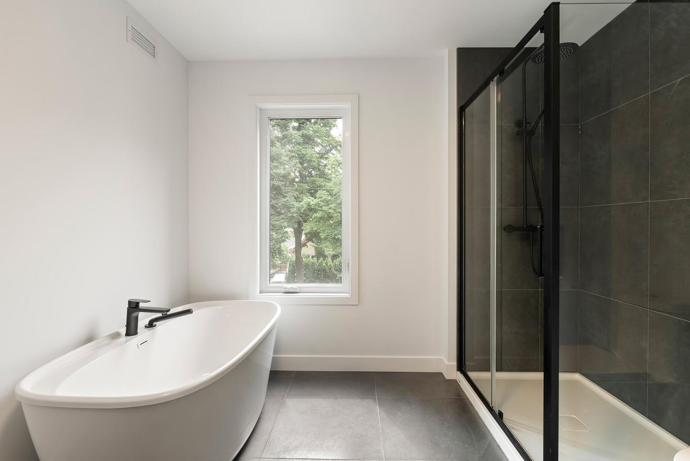 Bathroom - 9320 Av. Becquet, Québec (La Haute-Saint-Charles), QC - Indoor Photo Showing Bathroom