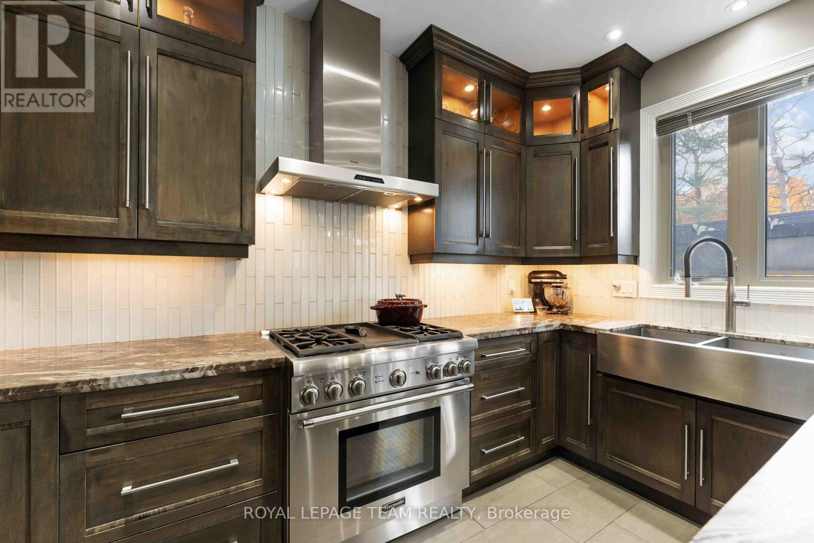 1466 Rhea Place, Ottawa, ON - Indoor Photo Showing Kitchen With Upgraded Kitchen