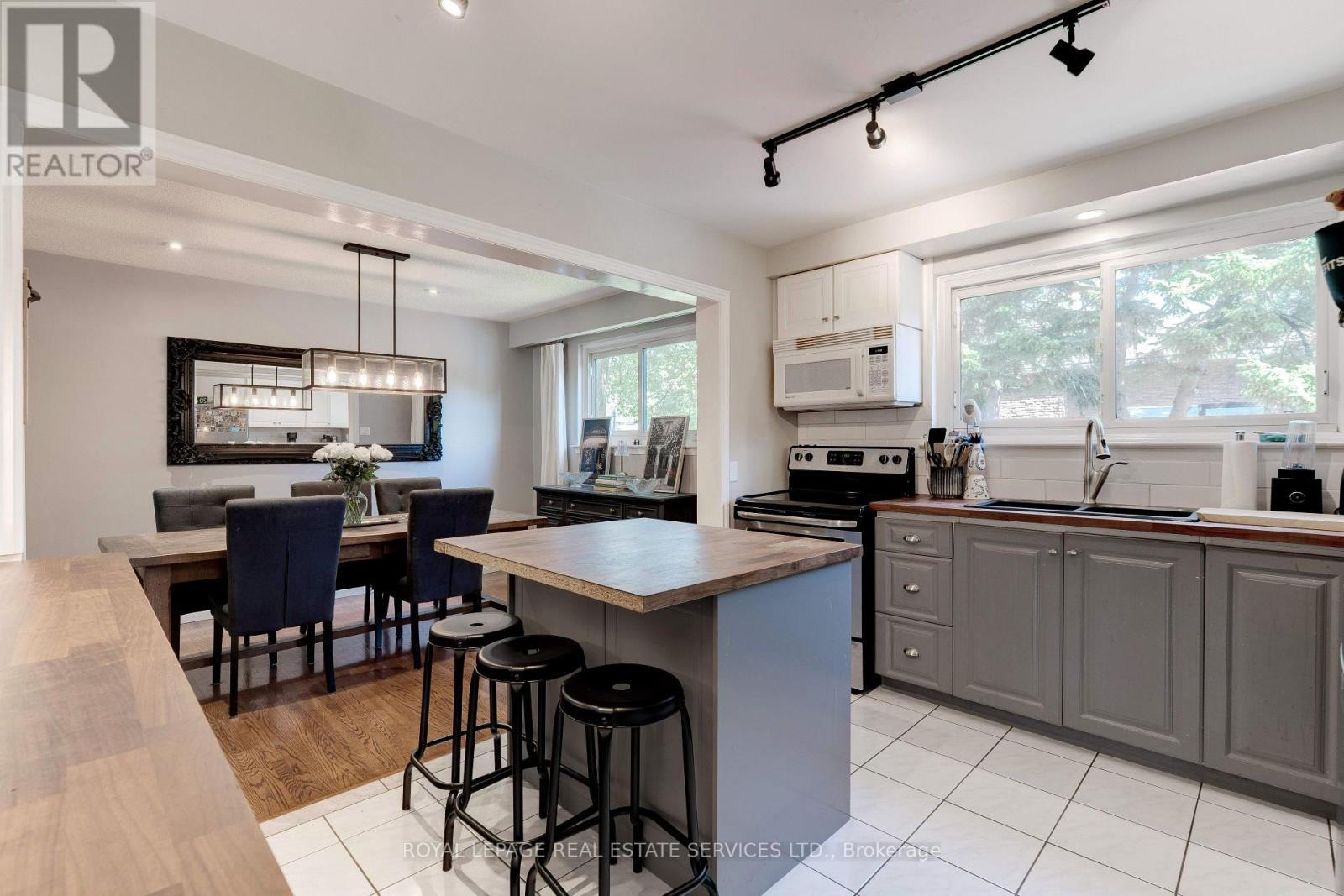 297 Sunset Drive, Oakville, ON - Indoor Photo Showing Kitchen With Double Sink