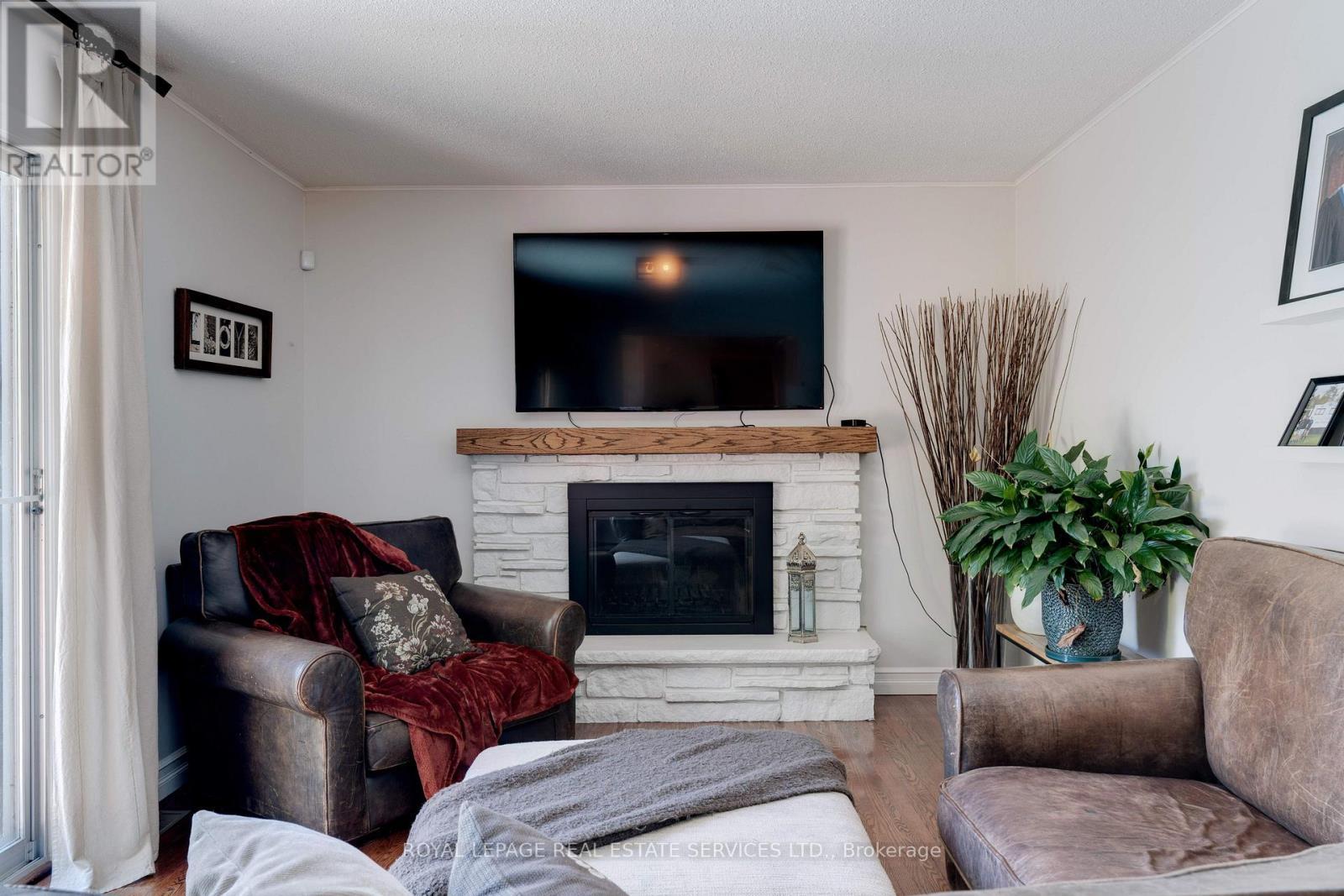 297 Sunset Drive, Oakville, ON - Indoor Photo Showing Living Room With Fireplace