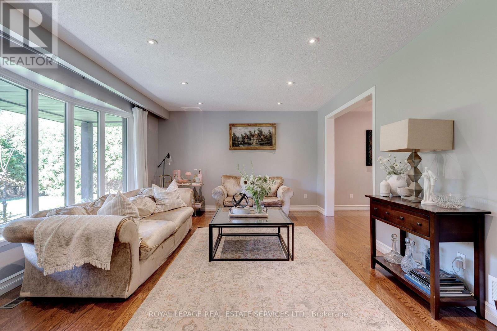 297 Sunset Drive, Oakville, ON - Indoor Photo Showing Living Room