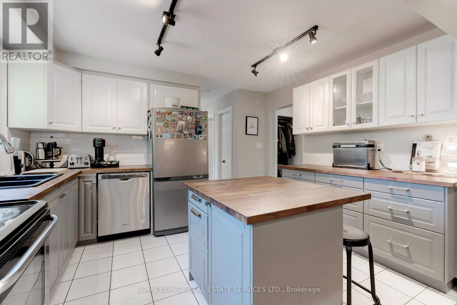 297 Sunset Drive, Oakville, ON - Indoor Photo Showing Kitchen With Double Sink