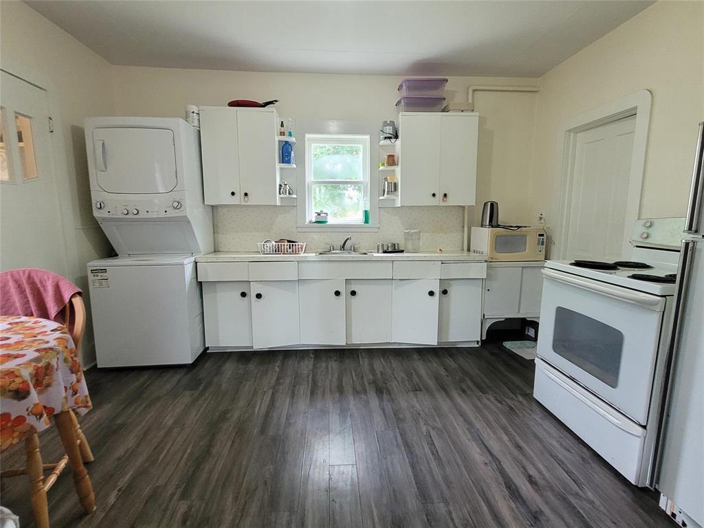 423 6Th Avenue Ne, Portage La Prairie, MB - Indoor Photo Showing Laundry Room