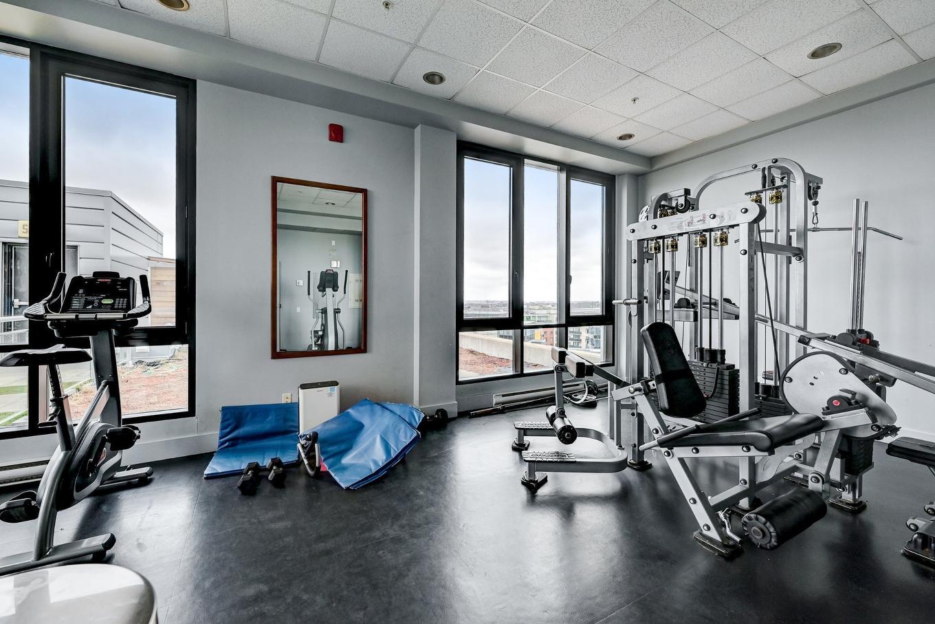 Salle d'exercice - 1211-4975 Rue Jean-Talon O., Montréal (Côte-Des-Neiges/Notre-Dame-De-Grâce), QC - Indoor Photo Showing Gym Room