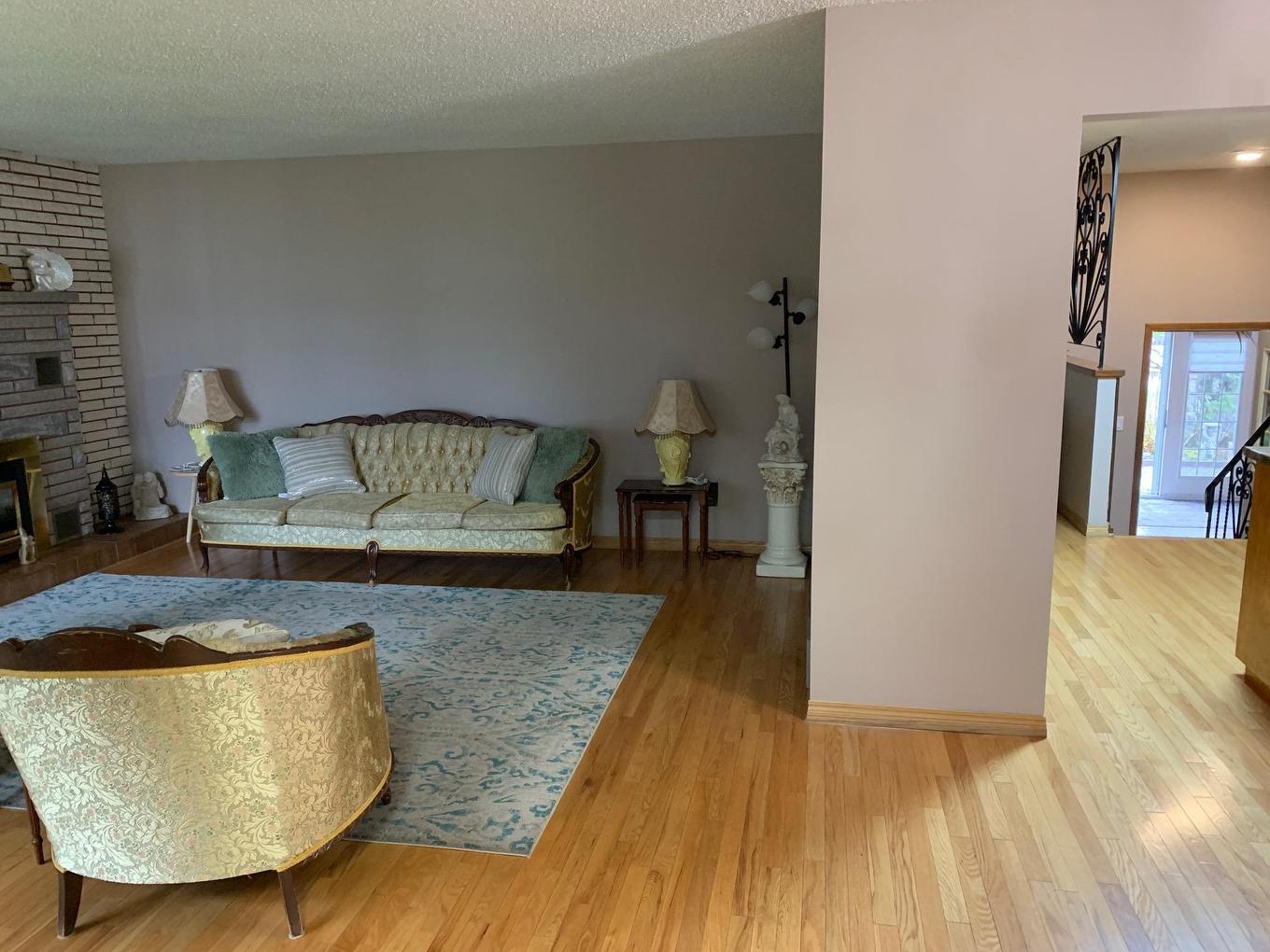 1325 Rosslyn Road, Thunder Bay, ON - Indoor Photo Showing Living Room With Fireplace