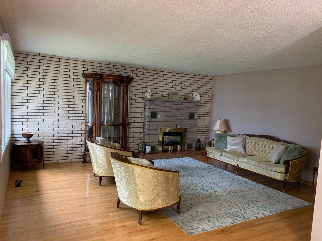 1325 Rosslyn Road, Thunder Bay, ON - Indoor Photo Showing Living Room With Fireplace