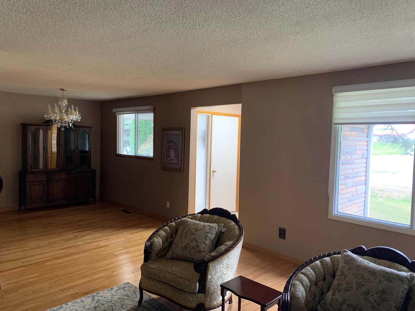 1325 Rosslyn Road, Thunder Bay, ON - Indoor Photo Showing Living Room