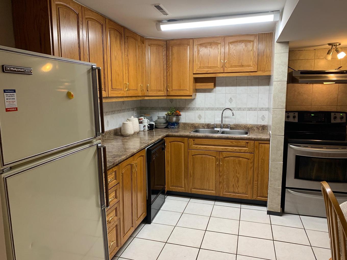 1325 Rosslyn Road, Thunder Bay, ON - Indoor Photo Showing Kitchen With Double Sink