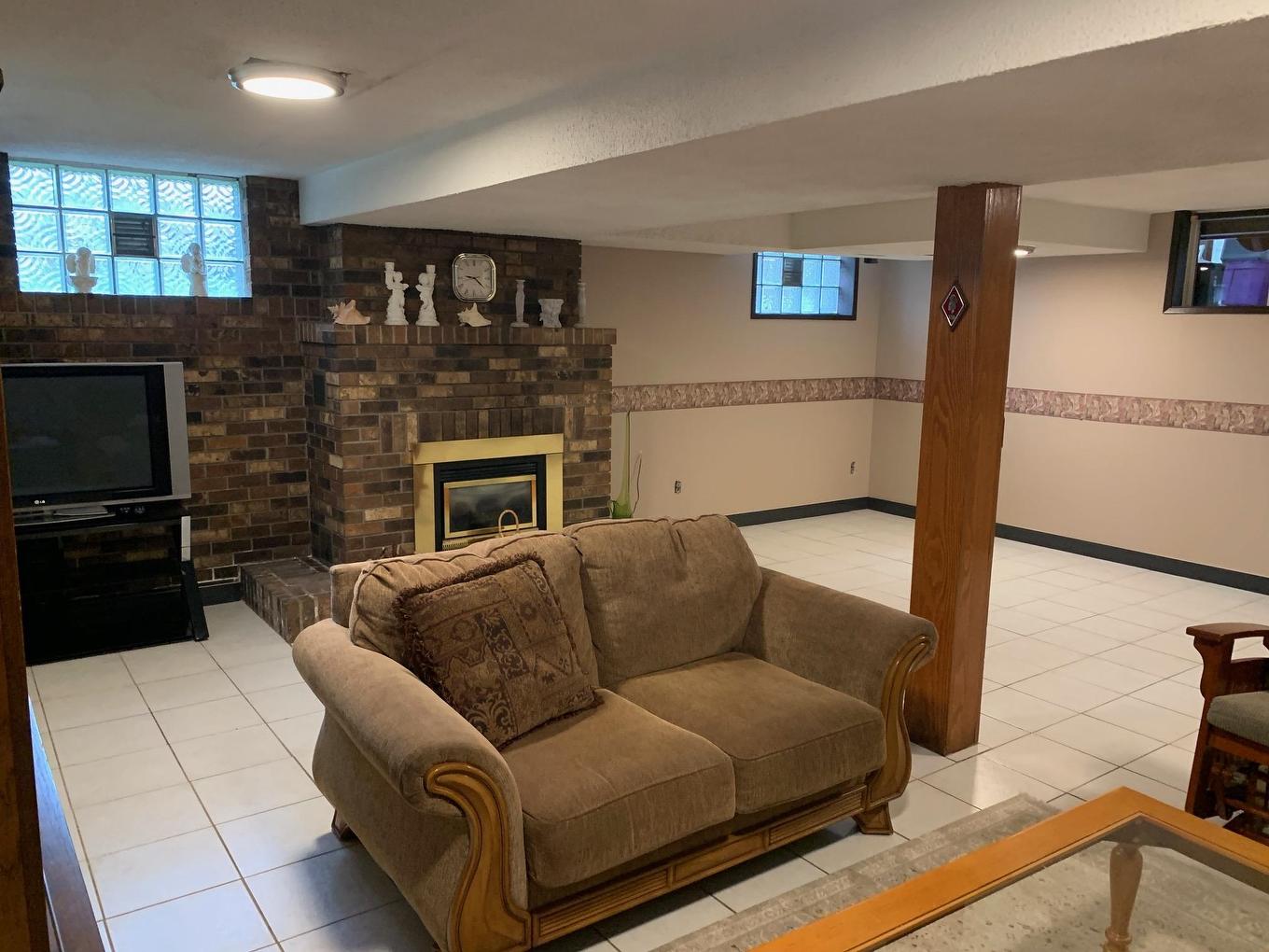 1325 Rosslyn Road, Thunder Bay, ON - Indoor With Fireplace