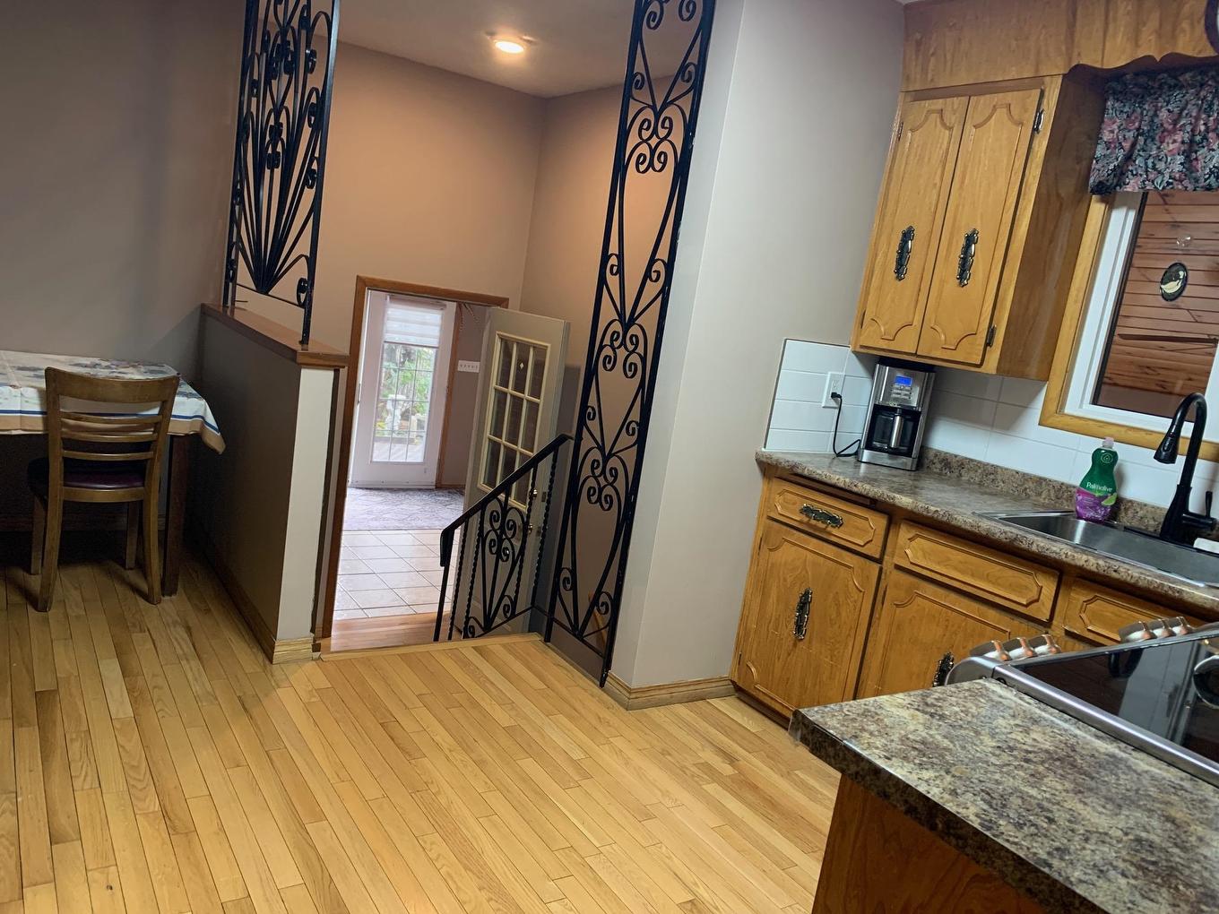 1325 Rosslyn Road, Thunder Bay, ON - Indoor Photo Showing Kitchen