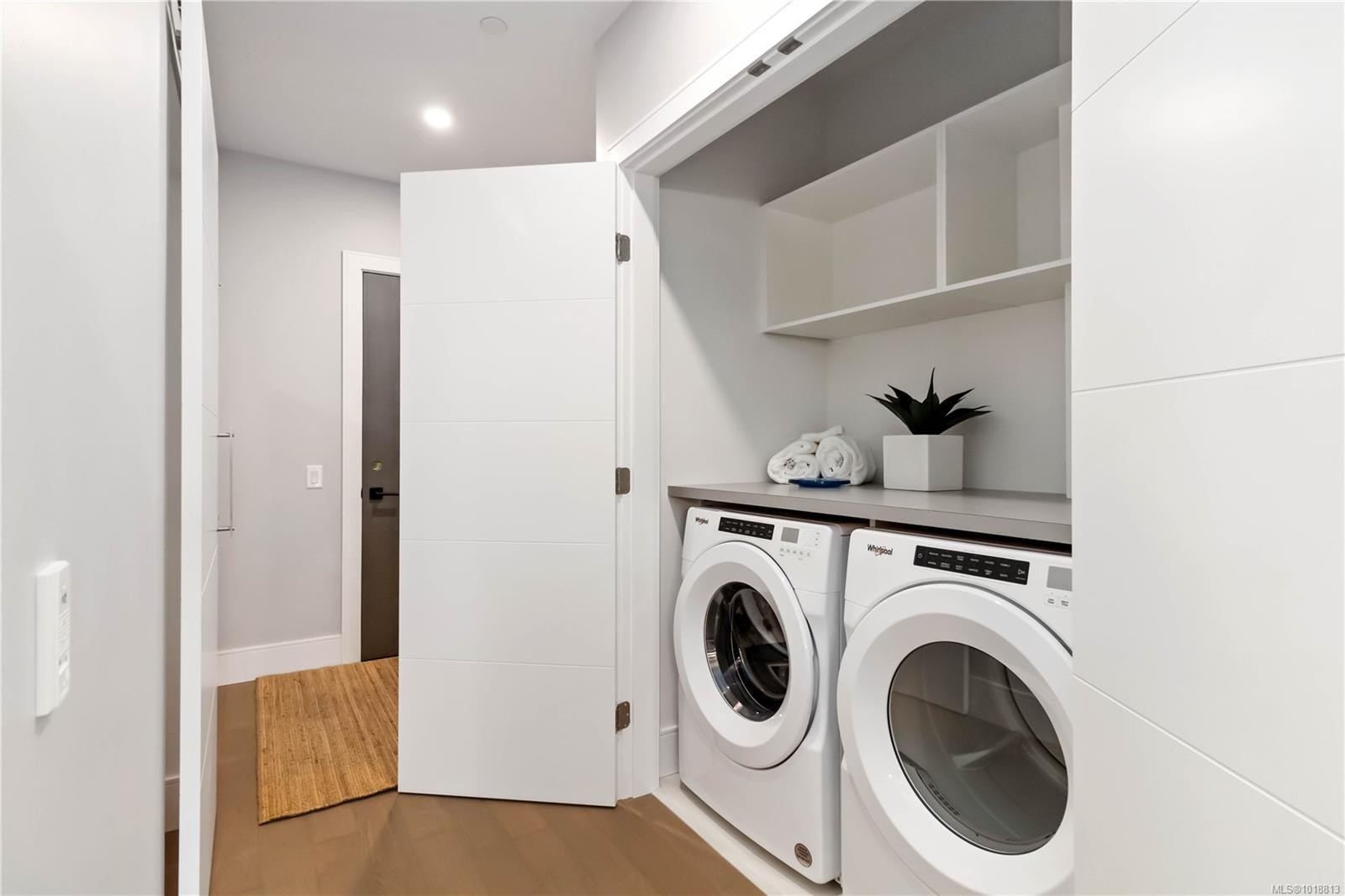 202-986 Doumac Ave, Saanich, BC - Indoor Photo Showing Laundry Room