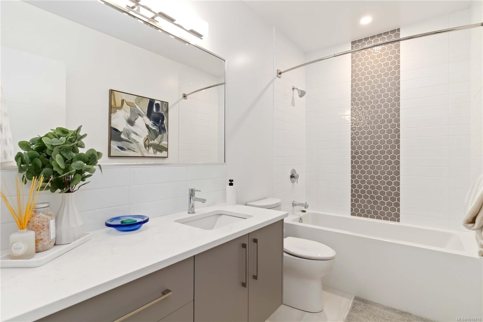 202-986 Doumac Ave, Saanich, BC - Indoor Photo Showing Bathroom