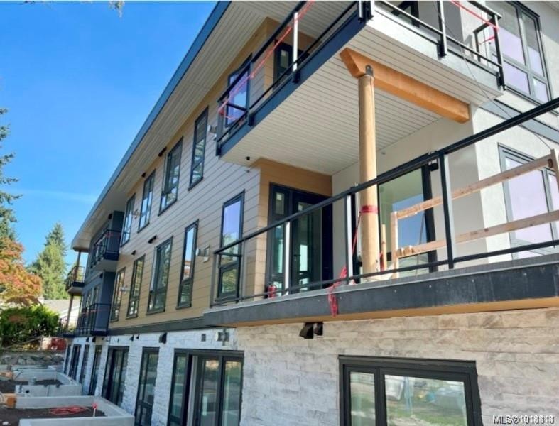 202-986 Doumac Ave, Saanich, BC - Outdoor