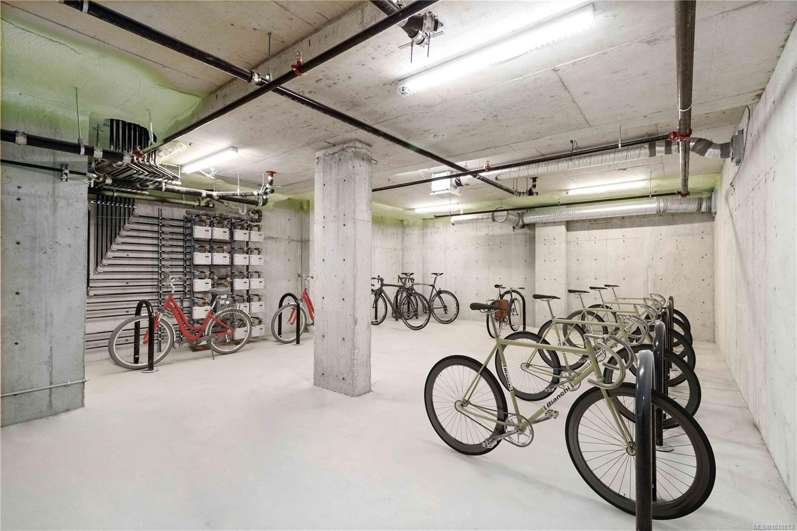 202-986 Doumac Ave, Saanich, BC - Indoor Photo Showing Garage